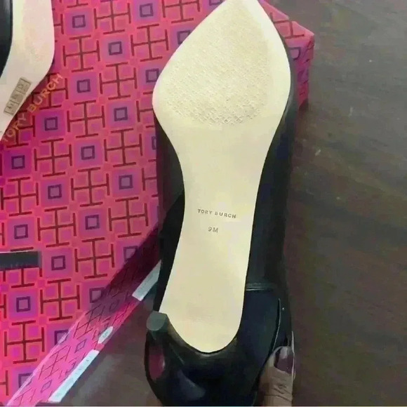 Tory Burch Ankle boot whit logo T hardware logo size 9 color black .worn once - Picture 8 of 9